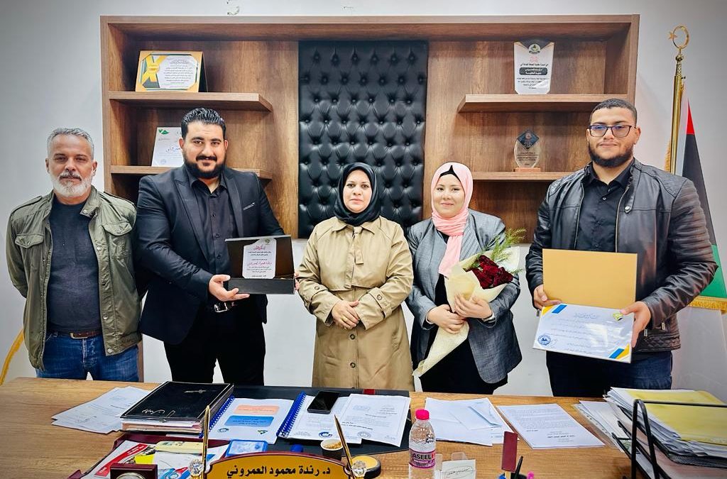 اتحاد طلبة كلية الصحة العامة يكرم عميد الكلية على جهودها في تطوير العملية التعليمية وتعزيز الكلية