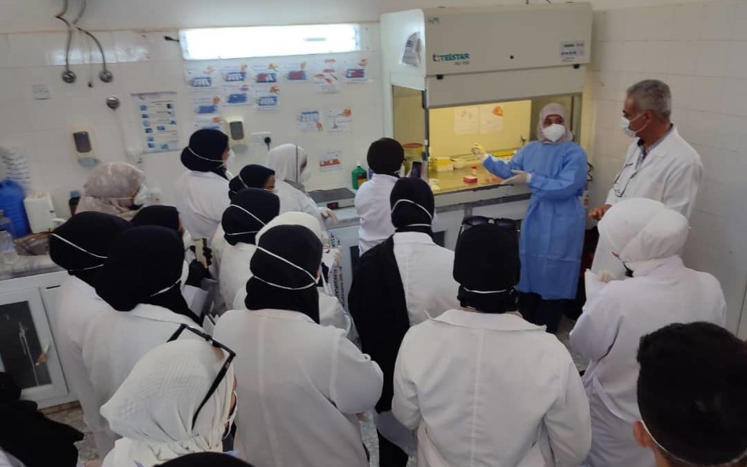 طلبة المختبرات الطبية بكلية الصحة العامة يزورون مستشفى الكويفية الصدري ببنغازي