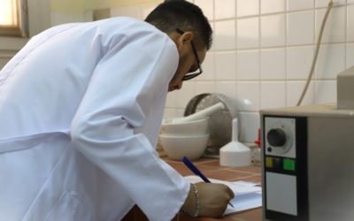أول اختبار عملي في الميكروبيولوجي لطلبة المختبرات الطبية بجامعة بنغازي