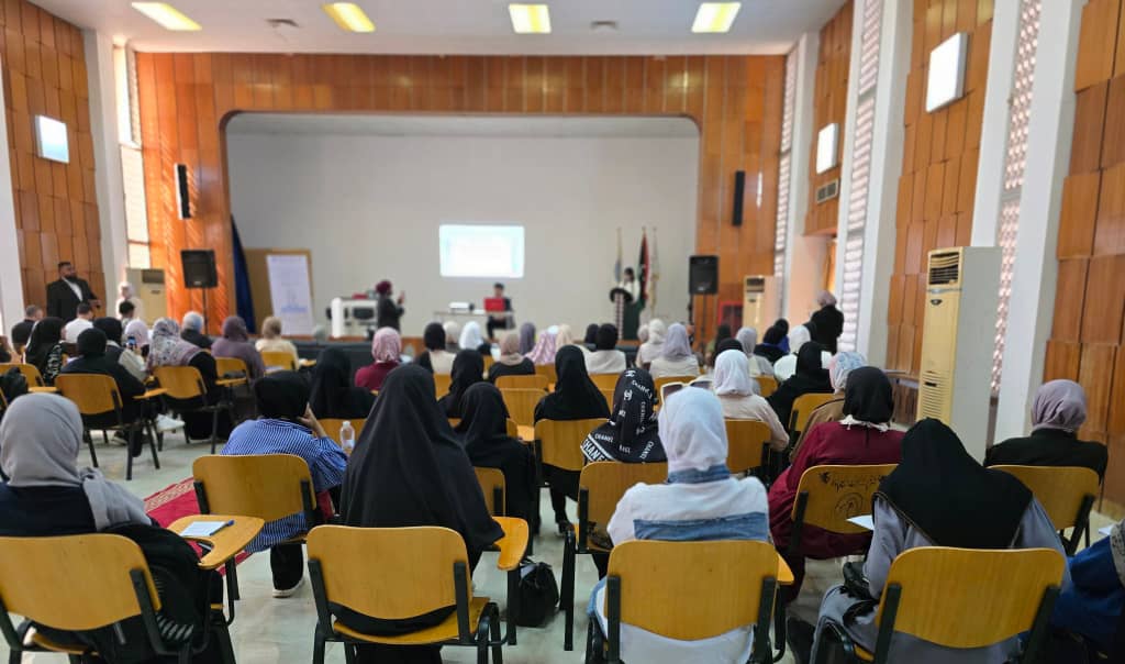 كلية التمريض – جامعة بنغازي تنظم ندوة علمية حول التواصل الفعّال وحل النزاعات في فرق التمريض