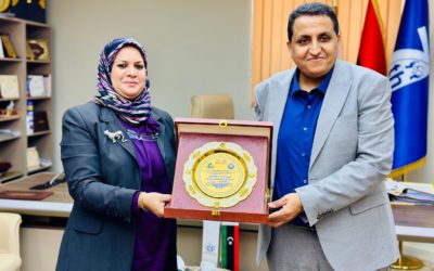رئيسة المؤتمر العلمي الأول لكلية الصحة العامة تزور وتكرّم الجهات الداعمة