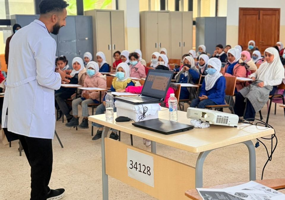 كلية الصحة العامة تطلق حملة توعوية صحية لطلاب المدارس