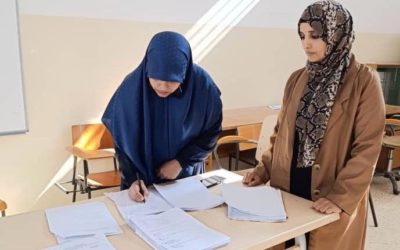 جلسة تعليمية تفاعلية بكلية الصحة العامة تعزّز مهارات الطلبة عبر أسلوب التعلّم القائم على الفريق
