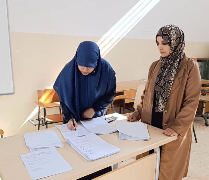 جلسة تعليمية تفاعلية بكلية الصحة العامة تعزّز مهارات الطلبة عبر أسلوب التعلّم القائم على الفريق