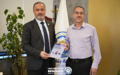 عضو هيئة تدريس بجامعة بنغازي يُهدي مؤلفه العلمي لرئيس الجامعة وخمس نسخ للمكتبة المركزي