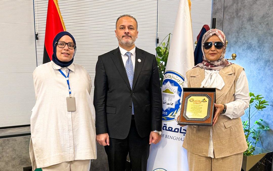 رئيس جامعة بنغازي يكرّم طالبة متميزة من كلية الصحة العامة تقديرًا لتفوقها وإرادتها