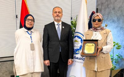 رئيس جامعة بنغازي يكرّم طالبة متميزة من كلية الصحة العامة تقديرًا لتفوقها وإرادتها